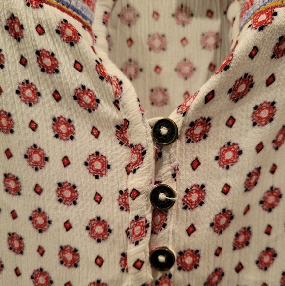 Mason & Belle White and Red Floral Mixed Print Split Collar Top Size L NWT - Picture 4 of 6
